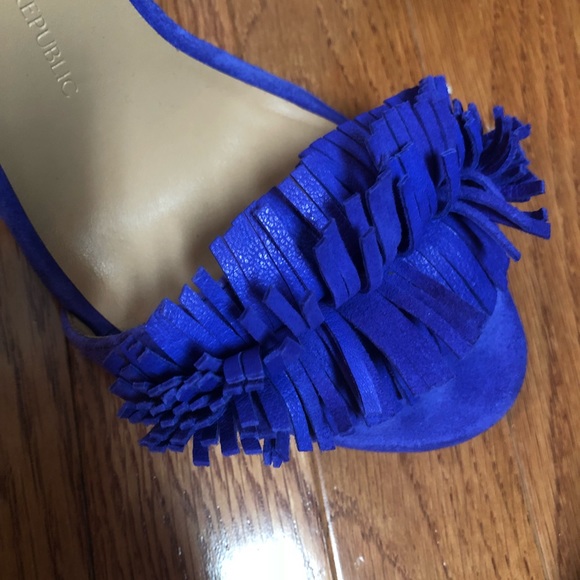 BANANA REPUBLIC FRINGE HEELS - Picture 4 of 5